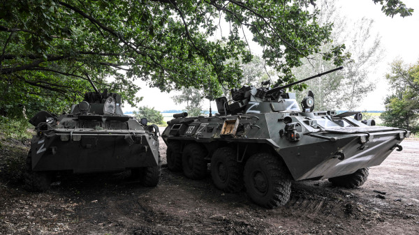 乌克兰部队在闪电战反攻中成功突入入侵的俄罗斯军队的一个重要后勤中心，夺回大片领土。被击溃的俄军在从哈尔科夫（Kharkiv）地区匆忙逃跑时，丢弃了装备，包括多辆俄罗斯BTR-80装甲车。