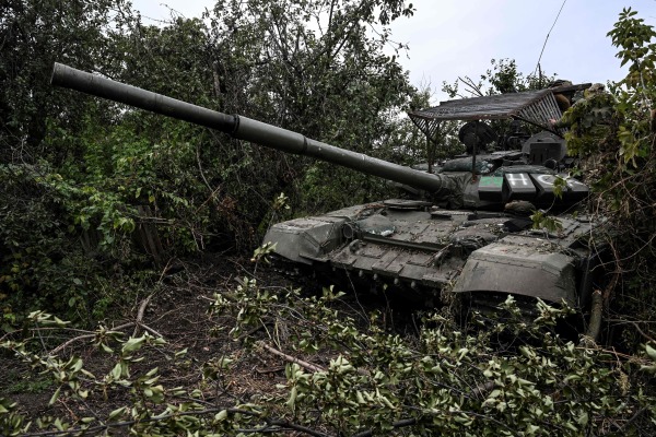 2022年9月11日，乌克兰军队收复东部哈尔科夫地区重镇伊久姆，图为一辆被俄罗斯军队丢下的坦克。（图片来源：JUAN BARRETO/AFP via Getty Images）