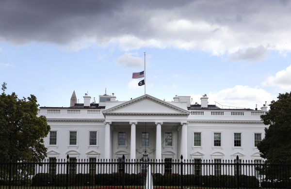 图为2022 年 9 月 8 日，白宫顶部的美国国旗降半旗以纪念英国伊丽莎白二世女王。 美国总统拜登下令所有联邦政府建筑上的美国国旗降半旗，以纪念当天去世的英国女王伊丽莎白二世。（图片来源：Kevin Dietsch/Getty Images）