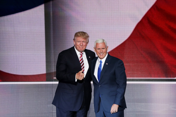 圖為2016年7月20日，在美國俄亥俄州克利夫蘭舉行的共和黨全國代表大會上，美國共和黨總統候選人唐納德．川普（特朗普）（Donald Trump）和副總統候選人邁克．彭斯（Mike Pence）豎起大拇指。（圖片來源：Alex Wong/Getty Images）