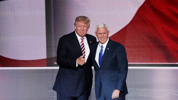 2016年7月20日，在美国俄亥俄州克利夫兰举行的共和党全国代表大会上，美国共和党总统候选人唐纳德・川普（特朗普）（Donald Trump）和副总统候选人迈克・彭斯（Mike Pence）竖起大拇指。