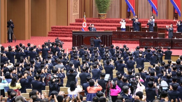 8日，朝鲜在万寿台议事堂召开了最高人民会议第14届第7次大会，在第2天会议上通过了《核武力政策法》，金正恩国务委员长于时政演说中阐明了绝不弃核之意志。