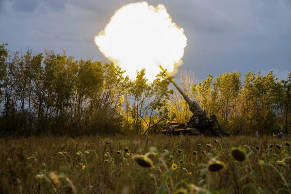 圖為2022年9月15日，在烏克蘭南部前線，烏克蘭砲兵用203毫米自行火砲“2s7 Pion”向俄羅斯軍隊的目標開砲。（圖片來源：IHOR TKACHOV/AFP via Getty Images）