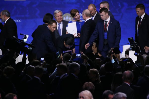 2019年6月7日，在俄羅斯聖彼得堡舉行的SPIEF 2019國際經濟論壇全體會議期間，保安人員扶住了差點摔倒的習近平。