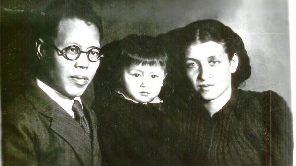1946年回國前，李立三和妻子李莎（右）及女兒李英男合影