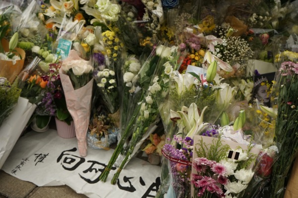 香港市民在英領館外留下寫有表達心意的紙張及鮮花。（圖片來源：連登討論區）