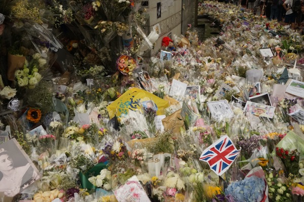 英女王去世引發港人悼念潮，圖為英國駐港領事館外擺放的鮮花。（圖片來源：連登討論區）