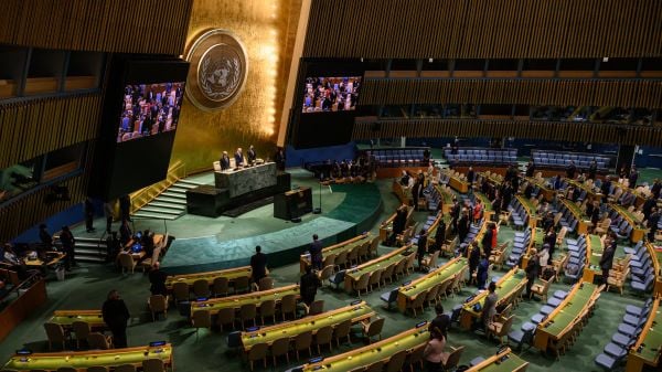 2022年9月15日，在美國紐約聯合國總部裡，第77屆聯合國大會的與會者們在向去世不久的英國伊麗莎白二世女王起立默哀致敬。
