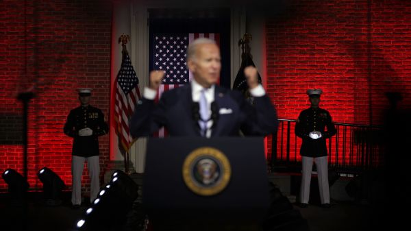 9月1日，拜登（Biden）在美国宾夕法尼亚州费城的独立国家历史公园发表了黄金时段的总统演讲，攻击其政治对手。他的演讲和演讲时的背景遭到了广泛批评。