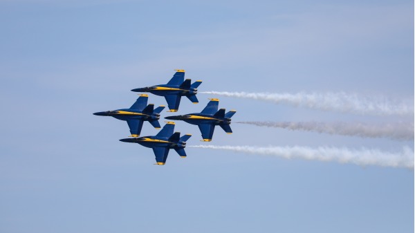 2022年5月29日，美国海军蓝色天使在阵亡将士纪念日周末在纽约州旺塔琼斯海滩上空的贝斯佩奇航展上表演。（Erica Price/Getty Images）