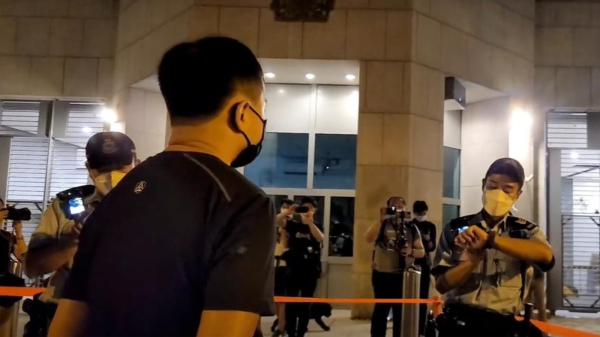 19日夜晚，一位香港市民因吹奏英國國歌和《願榮光歸香港》，被警方以涉嫌作出具煽動意圖行為罪被捕。（圖片來源：大紀元）