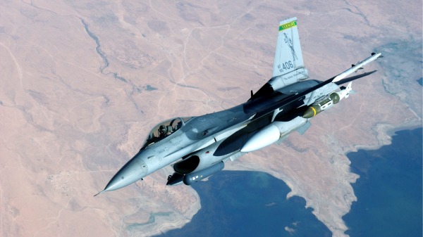 「聯合直接攻擊炸彈」（JDAM）裝載在F-16戰鬥機的左翼下方，機身下方可見LITENING II瞄準吊艙。