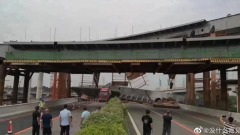 广东一在建高架桥倒塌砸中大货车画面震撼(视频图)