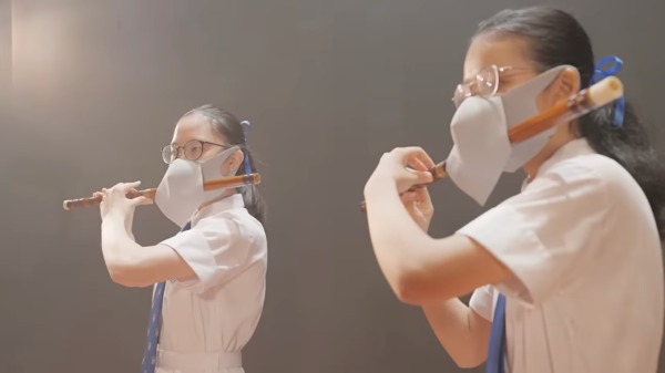 香港教育局推出《少年中國說》獻禮影片中戴口罩吹笛子的怪異畫面引起網路炮轟。