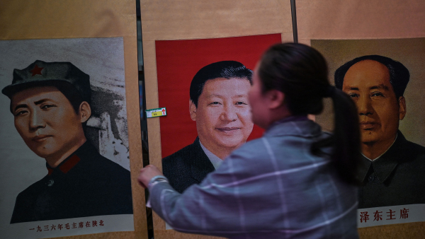 2021年5月10日在延安，一位小贩正在卖习近平、毛泽东的肖像。（图片来源：HECTOR RETAMALAFP via Getty Images）