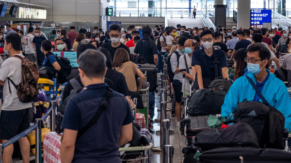 《国安法》后实施至今的一年半期间，约12万港人移民英国。图为香港国际机场内，前往英国的航班前大排长龙。（图片来源：Getty Images）