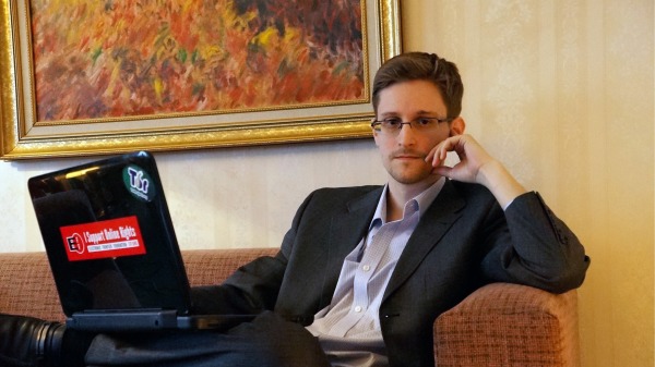 前美国中央情报局（CIA）职员爱德华・斯诺登（Edward Snowden）获得俄罗斯公民身份。