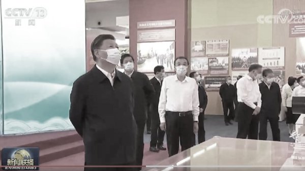 2022年9月27日，习近平等7名中共政治局常委现身北京展览馆。（图片来源：央视视频截图）