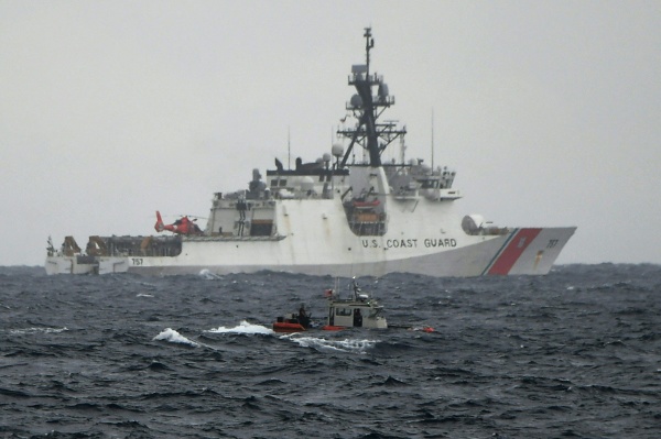 圖為美國海岸警衛隊的一艘巡邏艇Midgett，該巡邏艇和一艘小型機動船於2022年9月3日在南中國海靠近菲律賓海域與菲律賓進行聯合搜救演習。（圖片來源：TED ALJIBE/AFP via Getty Images）