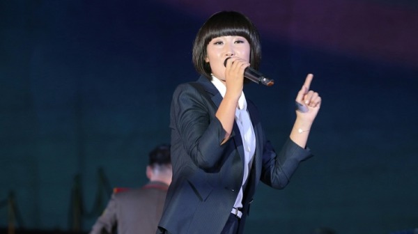 朝鲜女歌手郑红兰8日于平壤举行的国庆（9月9日）74周年庆祝活动上唱歌