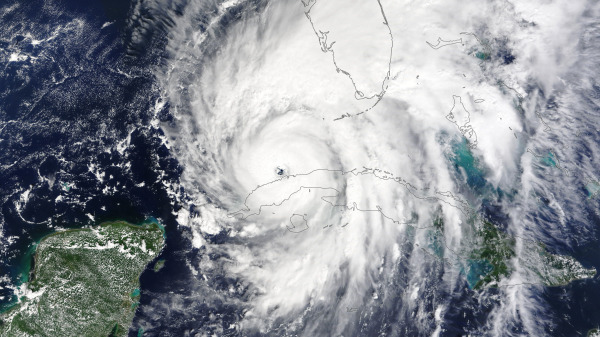美国国家宇航局卫星拍摄的飓风“伊恩”的气象云图，其中清晰可见巨大的风暴眼。