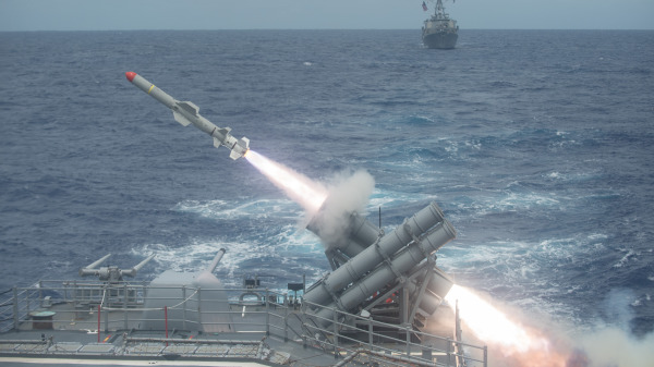 图为2014年9月15日，在实弹演习期间，从提康德罗加级导弹巡洋舰——美国海军陆战队希洛号 （USS Shiloh）发射鱼叉导弹。