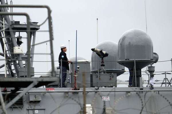 图为2017 年 1 月 11 日，位于台湾北部基隆海军基地的一艘护卫舰上，一名台湾海军士兵站在监视雷达旁边。（图片来源：STR/AFP via Getty Images）