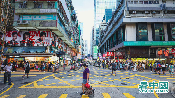 香港經濟萎縮，樓市大跌，市民身家縮水，還要面對電費和交通費加價。圖為旺角街景。（攝影：龐大衛/看中國）