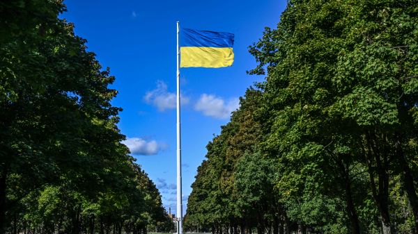 圖為2022年9月19日拍攝的照片，在俄羅斯入侵烏克蘭期間，烏克蘭國旗在頓涅茨克（Donetsk）地區克拉馬托爾斯克（Kramatorsk）的一個公園裡高高飄揚。