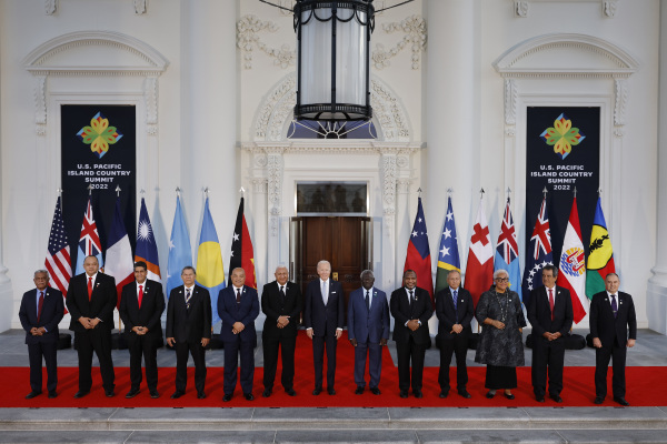 2022年9月29日，美國總統拜登（中）在白宮北門廊與前來華盛頓參加首次美國和太平洋島國首腦峰會的十幾個島國的領導人們合影留念。這次峰會的主要原因是為了對抗共產中國在太平洋地區的影響力。（圖片來源：Chip Somodevilla/Getty Images）