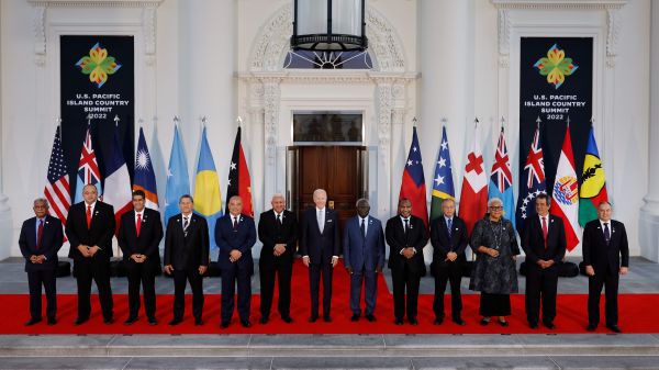 2022年9月29日，美國總統拜登（中）在白宮北門廊與前來華盛頓參加首次美國和太平洋島國首腦峰會的十幾個島國的領導人們合影留念。