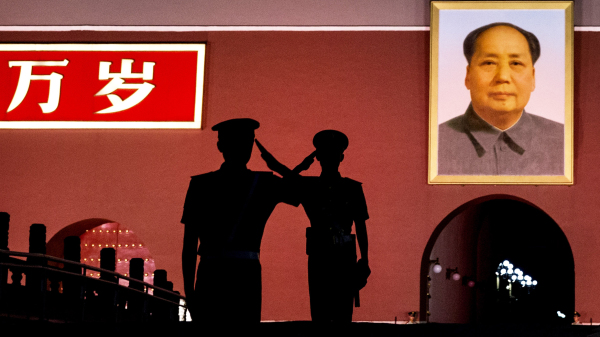 中共武警在天安门广场的毛泽东画像下站岗。
