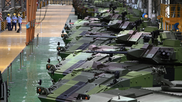 2022年6月16日，一排装甲车停放在台湾中部南投县的一个军事基地中。