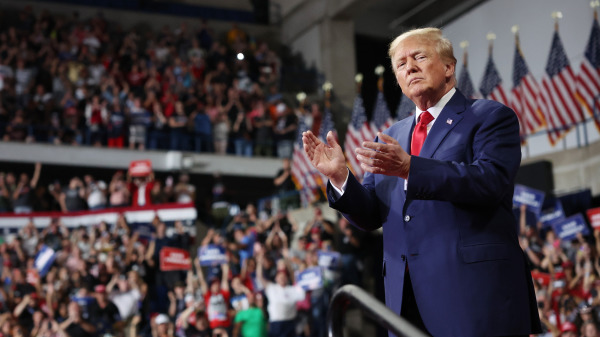 在美國賓夕法尼亞州威爾克斯-巴裡舉行的支持該州共和黨候選人的「拯救美國」集會上，前美國總統唐納德·川普（特朗普）（Donald Trump）向支持者發表講話。