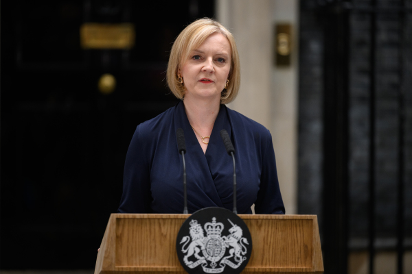2022 年 9 月 6 日，英国前外交大臣丽兹・特拉斯（Liz Truss）成为新任首相后在英国伦敦唐宁街10 号首相府外，首次作为首相发表讲话。（图片来源：Leon Neal/Getty Images）