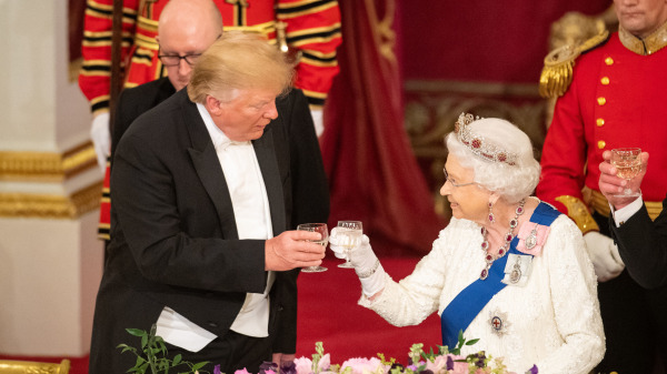在美国总统唐纳德・川普（特朗普）（Donald Trump）和第一夫人对英国进行为期3天的国事访问的第1天，英国女王伊丽莎白二世（Elizabeth II）在伦敦白金汉宫宴会厅举行的国宴上与川普共同举杯。