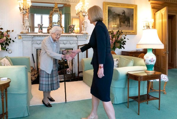 女王伊丽莎白二世接见新首相伊丽莎白・特拉斯 (Liz Truss）