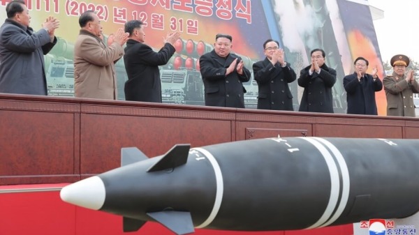 12月31日，朝鲜领导人金正恩出席超大型多管火箭发射器的试射仪式