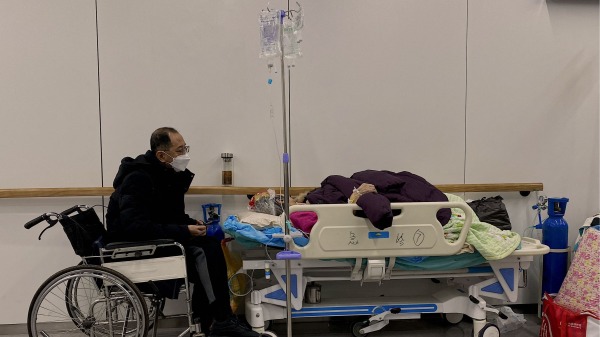 2022年12月28日，天津南开医院一名Covid-19患者。在北京突然放弃“清零”防疫政策后，中国各地出现感染者激增、药品短缺以及医院病房和火葬场人满为患的问题。