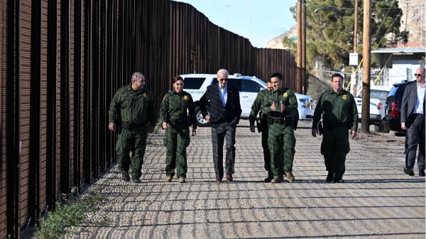 2023年1月8日，美國總統拜登上任後首次訪問德州的美墨邊境。（JIM WATSON/AFP via Getty Images)）(16:9)