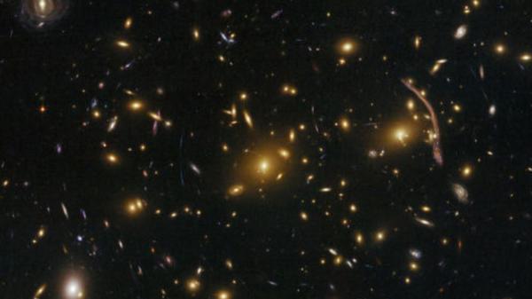 哈勃望遠鏡在阿貝爾370星系團發現一條「金色巨龍」