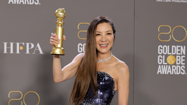 從香港女打仔成好萊塢影后，楊紫瓊喜摘金球獎。