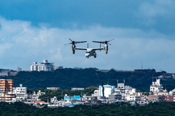 這張圖片拍攝於 2022 年 8 月 23 日，展示了日本沖繩（Okinawa）縣宜野灣（Ginowan）市中心上空的一架美軍魚鷹（Osprey）飛機，該市設有美國海軍陸戰隊的航空站。日本沖繩群島位於第一島鏈，與台灣相距大約 100 公里（62 英里）。（圖片來源：PHILIP FONG/AFP via Getty Images）