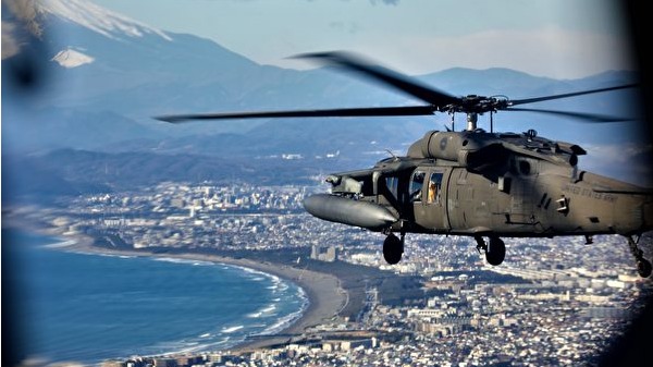 2022年1月18日，一架美國陸軍黑鷹直升機於日本富士山附近飛行