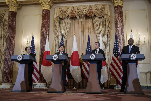 2023 年 1 月 11 日，在美國華盛頓特區，（圖中從左至右）日本防衛大臣濱田靖一（Hamada Yasukazu）、日本外相林芳正（Hayashi Yoshimasa）、美國國務卿安東尼·布林肯（Antony Blinken）和美國國防部長勞埃德·奧斯汀（Lloyd Austin）舉行“2+2”安全會談後在美國國務院舉行聯合新聞發布會。（圖片來源：Drew Angerer/Getty Images）
