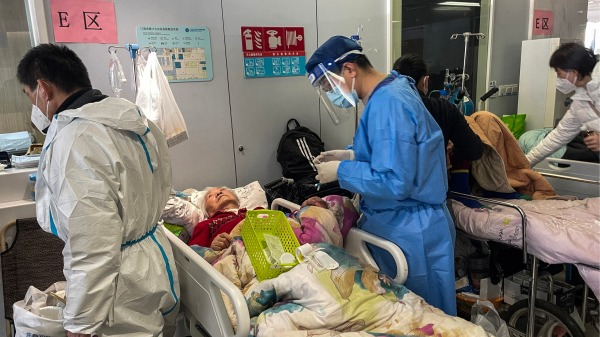 2023年1月3日，上海同仁医院感染COVID-19的病人。据官方媒体报导，上海瑞金医院一名高级医师称，在染疫病例激增期间，上海70%的人口可能染疫。