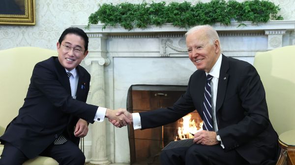 2023年1月13日，美国总统拜登（右）和日本首相岸田文雄（左）在白宫椭圆形办公室举行美日首脑峰会前互相握手致意。