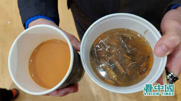 活动上提供的港式奶茶和碗仔翅。（摄影：李松儿/看中国）