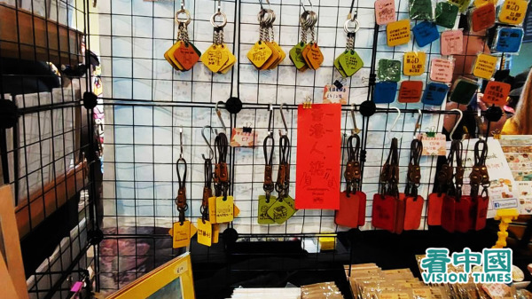 （上4图）“诺定咸年宵市集”出售的商品主要是创意产品和手工艺品。（摄影：李松儿/看中国）