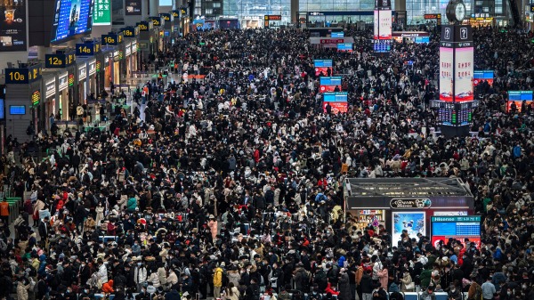 即将到来的中国新年假期的交通出行高峰期，图为2023年1月15日的上海虹桥火车站。